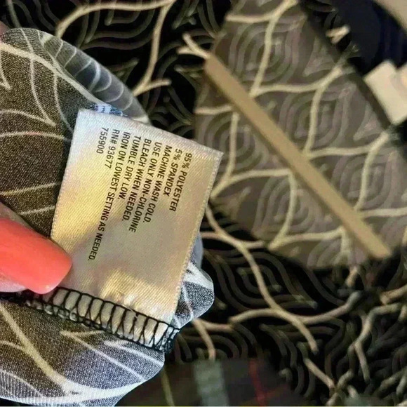 Worthington Black and White Patterned Blouse Size Small - Picture 9 of 9